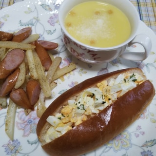 ウインナーポテト炒めとロールパン卵サンドとスープ☆